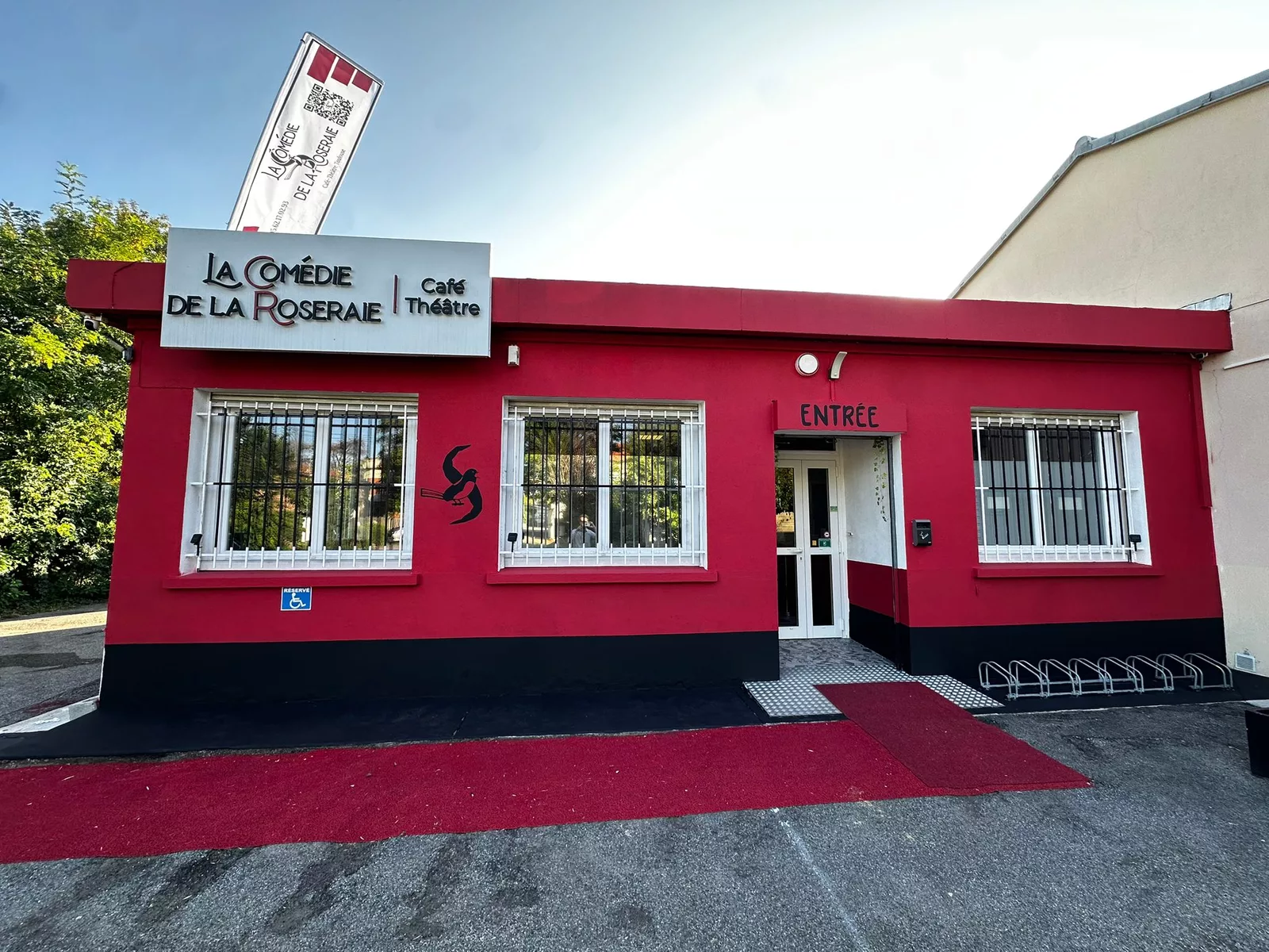 La salle de la Comédie de la Roseraie prête pour le spectacle