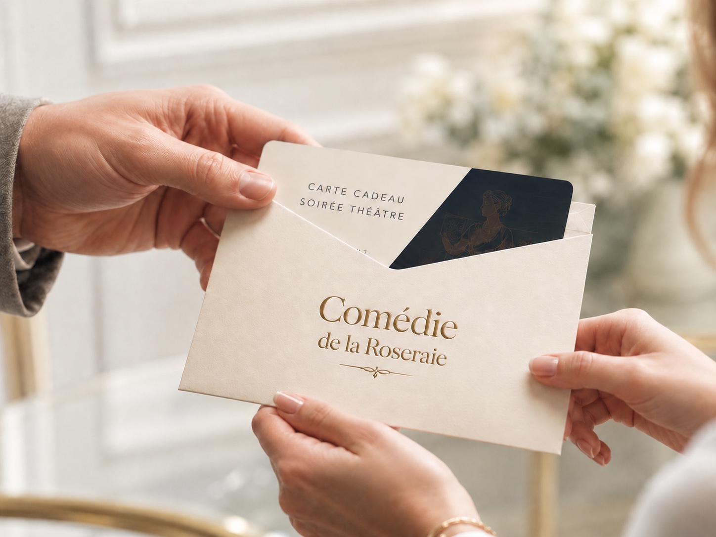 Carte cadeau « Soirée théâtre » de la Comédie de la Roseraie, présentée dans une enveloppe crème